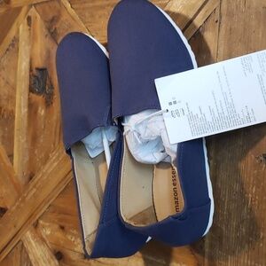 Amazon Essential Women's Slip On Sneakers size 8.5